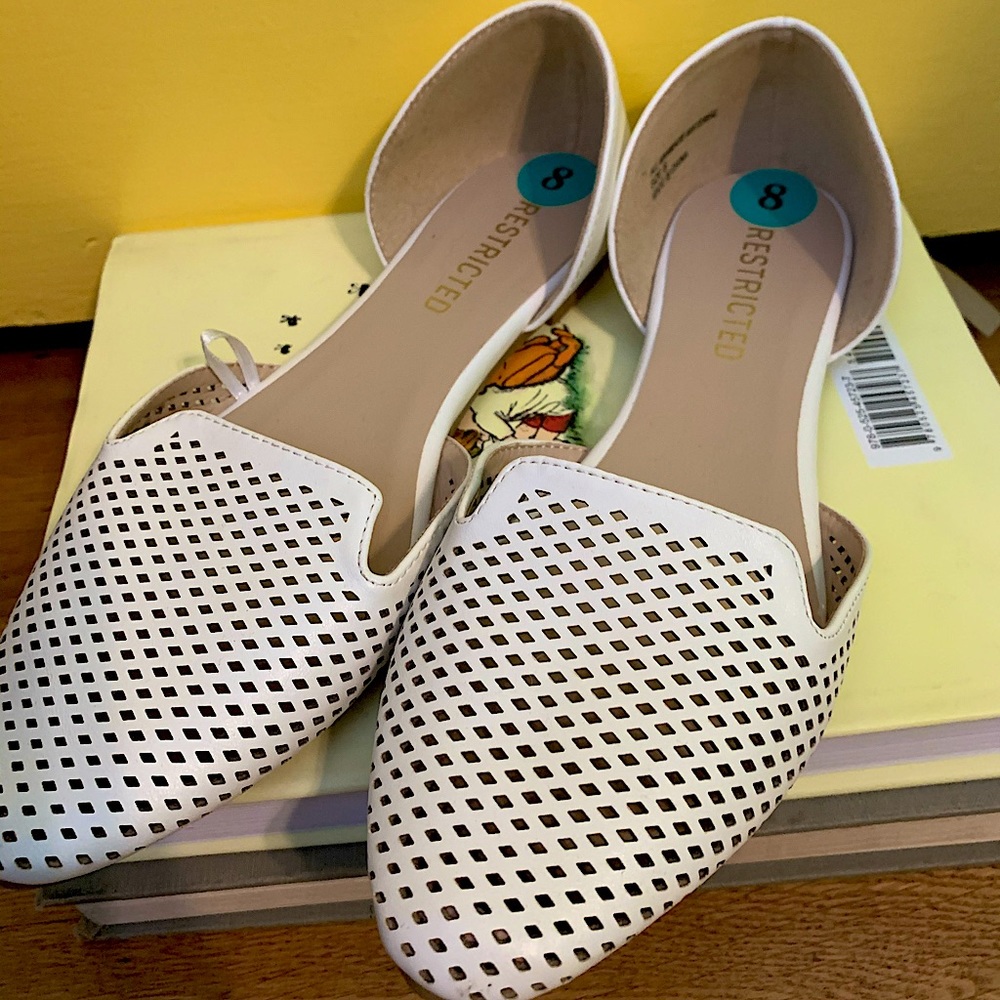 NEVER WORN white flats